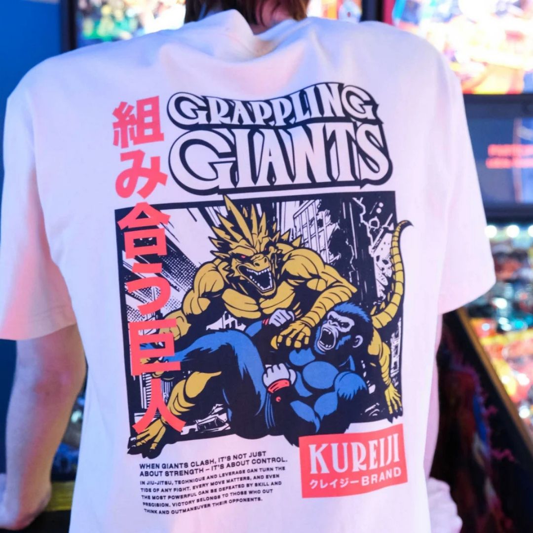 Close up back view of Kureiji T-Shirt Gigante when worn