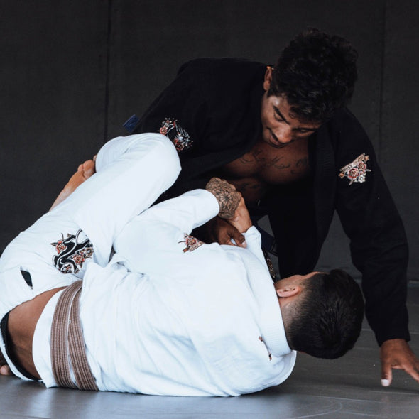 Stand out on the mats with the striking design of Hooks Pantera Negra GI - Black