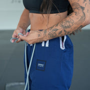 Hooks BJJ Gi Prolight II Navy, close-up of waistband and drawstring worn by a person tying the cord