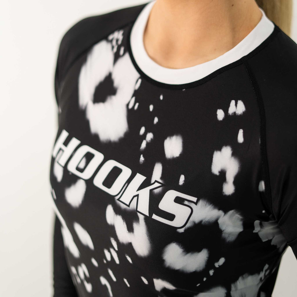 Hooks Women's Long Sleeve Rash Guard - Prowl - 2