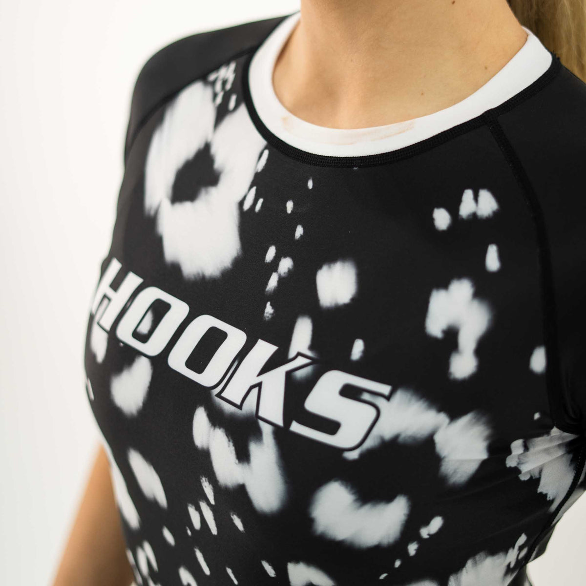Hooks Women's Short Sleeve Rash Guard - Prowl - 2